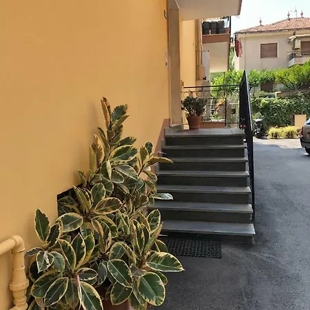 Giardino Dietro La Ciclabile Sul Mare